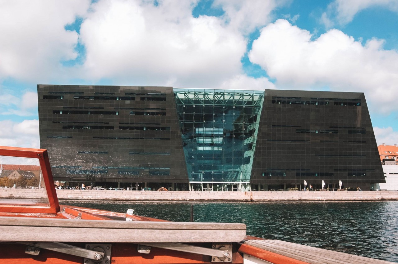Каналы были построены по всему Копенгагену, потому что в то время король хотел построить такой город, как   Амстердам   ,  По пути вы увидите такие вещи, как Королевская библиотека Черного бриллианта , учитывая ее название, потому что ее структура слегка наклоняется к воде, вызывая ее блеск на солнце