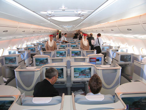 Бизнес-класс на A380 разделен на две каюты, пространство между которыми является местом для хранения пальто, а также запасным выходом